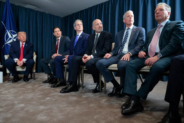 Trump presenteia aliados com sapatos de número errado e vira meme