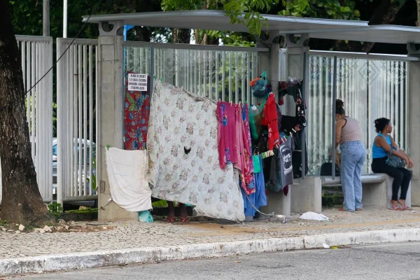 Imagem colorida de cabana de morador de rua - Metrópoles