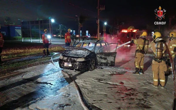 Carro pega fogo na entrada de condomínio e mobiliza bombeiros no DF