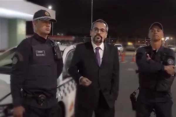 Weintraub defende policiais em manifestação da UNE: “São uns heróis”