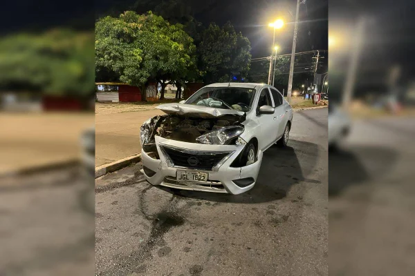 Viatura da PCDF bate em carro e deixa mulher e bebê de 2 meses feridos
