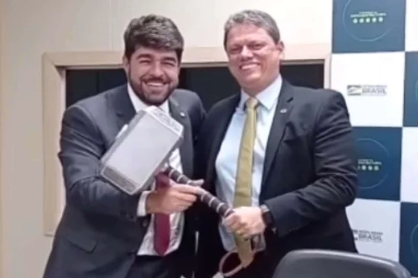 Vídeo. Deputado entrega “martelo do Thor” a Tarcisio