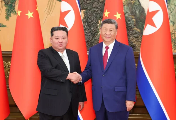 Imagem colorida mostra Kim Jon-un e Xi Jinping - Metrópoles