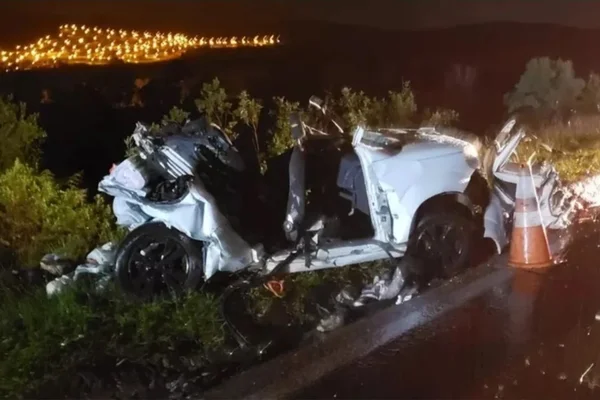 Três crianças e dois adultos morrem após carro bater em carreta na BR-040 na Grande BH