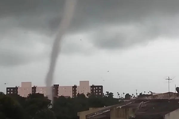 Imagem colorida mostra tornado que atingiu Pelotas, no Rio Grande do Sul - Metrópoles