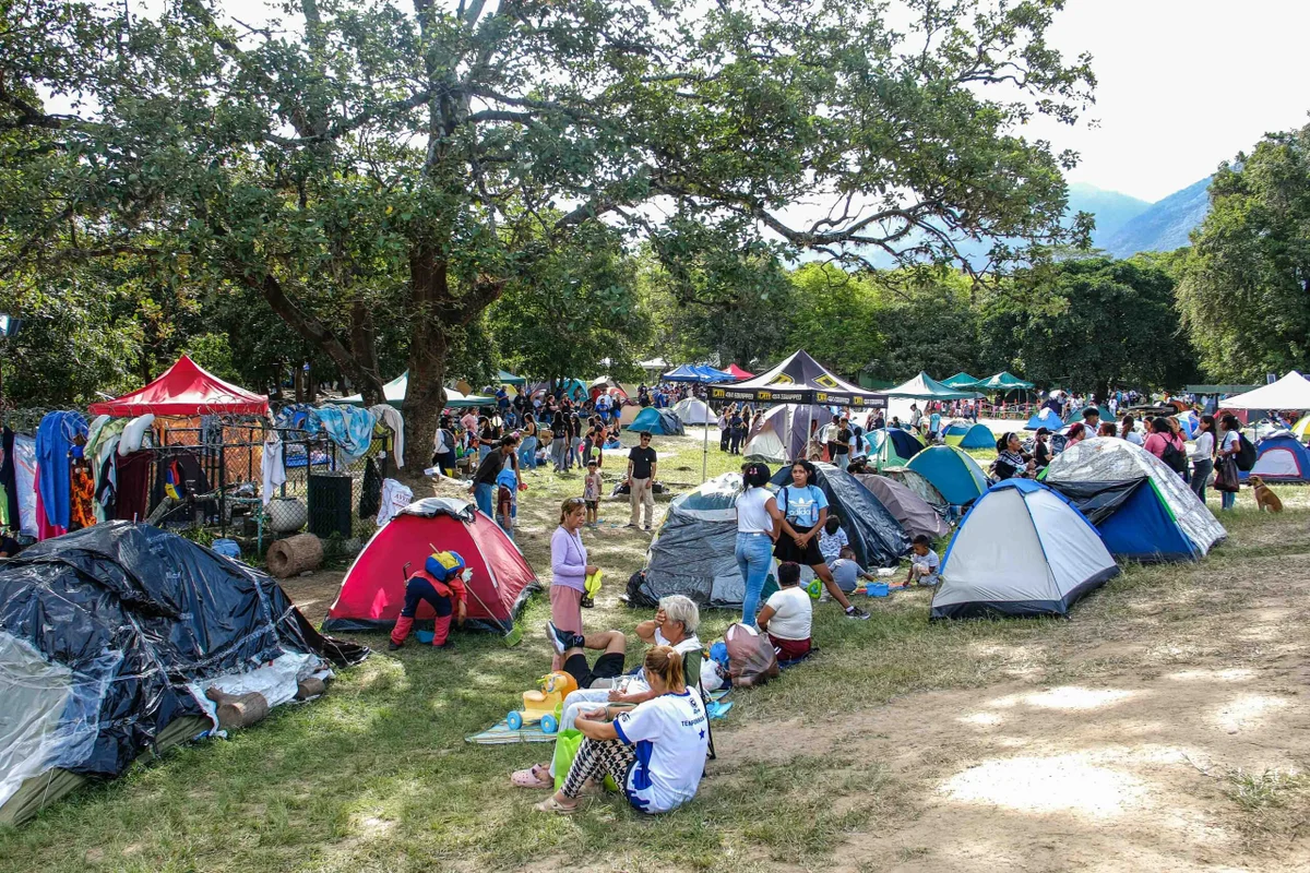 Voluntários organizam atividades recreativas para crianças e jovens, enquanto dezenas de famílias buscam um local para dormir, comer e se abrigar Voluntários organizam atividades recreativas para crianças e jovens, enquanto dezenas de famílias buscam um local para dormir, comer e se abrigar