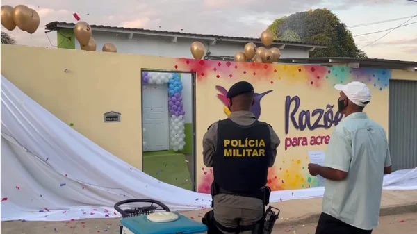 Vendedor de picolés que emocionou a web realiza sonho da casa própria