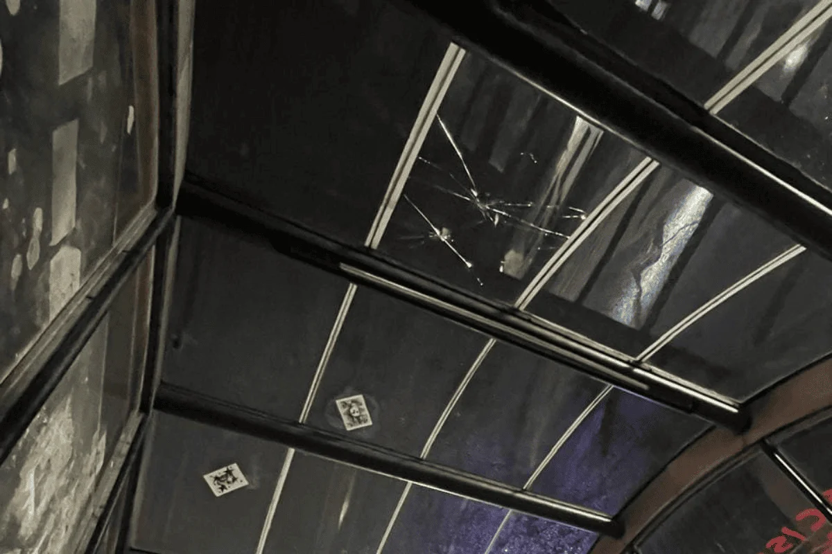 Vidro quebrado no teto da estação Trianon-MASP do Metrô em São Paulo. Vidro quebrado no teto da estação Trianon-MASP do Metrô em São Paulo.