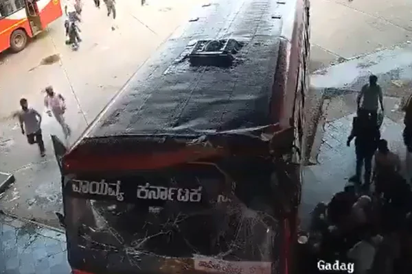 Imagem colorida mostra ônibus após atropelamento de passageiros - Metrópoles