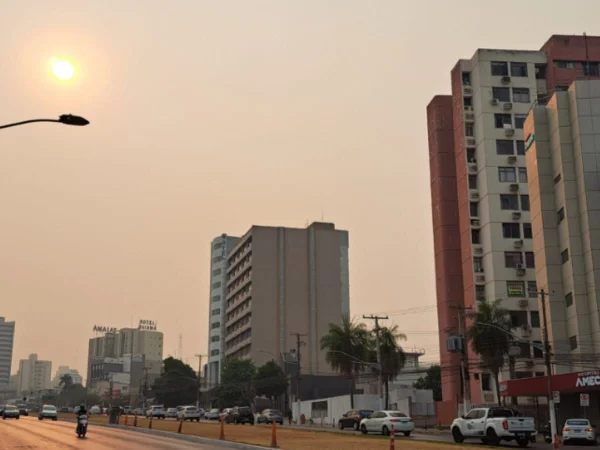 Foto colorida de densa fumaça em Mato Grosso - Metrópoles