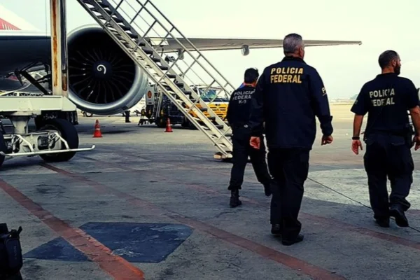 Imagem colorida de agentes da PF. Metrópoles
