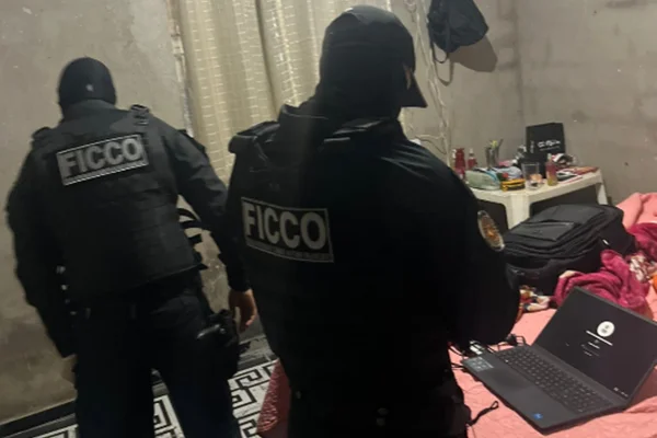 Facção cobrava “caixinha” via Pix para bancar armas e drogas