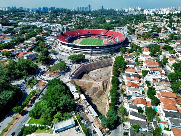 Fotografia colorida mostrando obras de implantação da galeria de águas pluviais e do reservatório de contenção de cheias do Córrego Antonico, no Morumbi, na Zona Oeste-Metrópoles