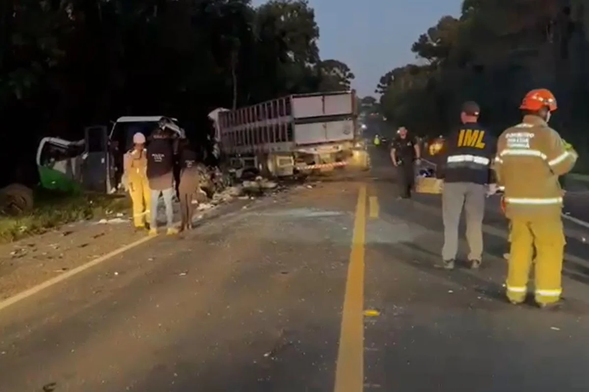 Carreta teria invadido contramão e atingido micro-ônibus; 23 morreram