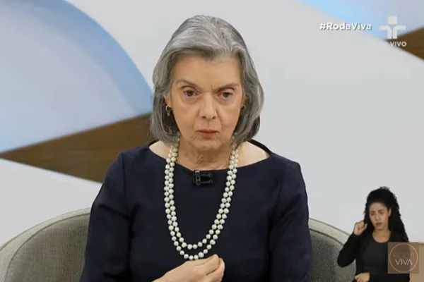 Imagem colorida da ministra Cármem Lúcia, o programa Roda Viva
