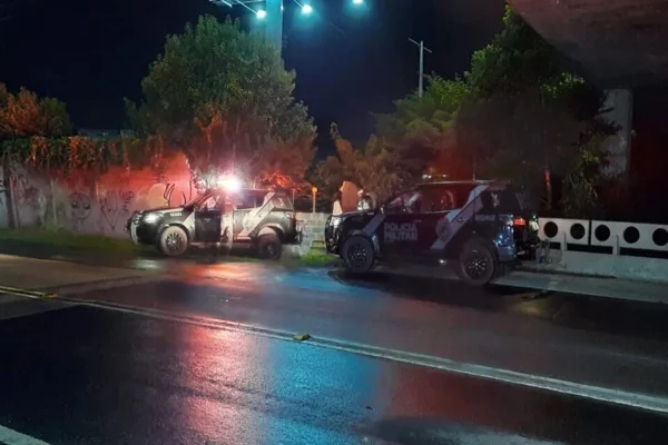 Mulher é assaltada no PR e suspeitos morrem em confronto com a polícia