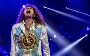 <b>Atrações do Palco Sunset</b>. O segundo dia no Palco Sunset terá nada menos que o <b>Whitesnake</b> encerrando a noite. Fundada em 1978, a banda esteve na primeira edição do Rock in Rio, em 1985, e agora divulga o novo álbum, Flesh & Blood, lançado em maio. Is This Love certamente vai enlouquecer o público. Ícones do rock nacional, os Titãs terão a companhia de um trio de convidados: Ana Cañas, Edi Rock e Érika Martins. Os Detonautas, banda que conseguiu destaque na cena rock dos anos 2000, dividirão o Palco Sunset com o rap do Pavilhão 9. Já o Ego Kill Talent, integrado por músicos experientes de grupos como Sepultura e Reação em Cadeia, vai levar um som pesado para o público, abrindo a noite <b>Atrações do Palco Sunset</b>. O segundo dia no Palco Sunset terá nada menos que o <b>Whitesnake</b> encerrando a noite. Fundada em 1978, a banda esteve na primeira edição do Rock in Rio, em 1985, e agora divulga o novo álbum, Flesh & Blood, lançado em maio. Is This Love certamente vai enlouquecer o público. Ícones do rock nacional, os Titãs terão a companhia de um trio de convidados: Ana Cañas, Edi Rock e Érika Martins. Os Detonautas, banda que conseguiu destaque na cena rock dos anos 2000, dividirão o Palco Sunset com o rap do Pavilhão 9. Já o Ego Kill Talent, integrado por músicos experientes de grupos como Sepultura e Reação em Cadeia, vai levar um som pesado para o público, abrindo a noite