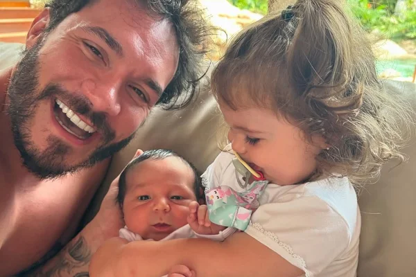 Elli posa com os filhos, Lua e Ravi, fruto do casamento com Viih Tube - Metrópoles