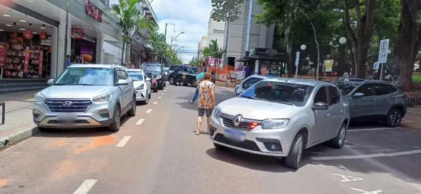 Imagem de carros estacionados em rua de praça - Metrópoles