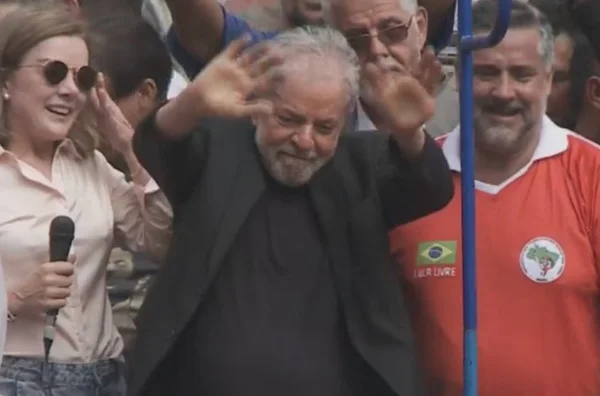 Lula chega a sindicato em SP para discursar a apoiadores. Siga