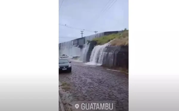 Vídeo: chuva forma “cascata” em portal de cidade catarinense