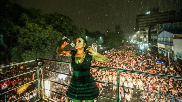 Com chuva, Daniela Mercury agita multidão na ressaca do Carnaval de SP
