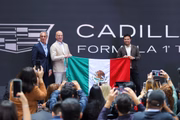 O piloto Sergio Perez, o CEO da TWG Motorsports, Dan Towriss, e Carlos Slim Domit durante uma coletiva de imprensa para firmar sua parceria com a Cadillac