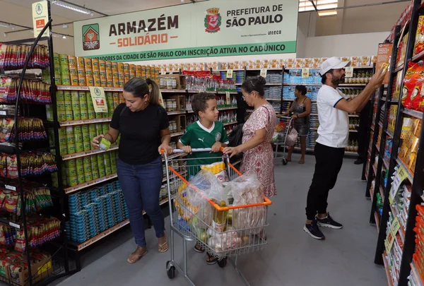 Fotografia colorida mostrando mercado-Metrópoles