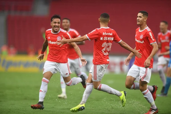 Internacional bate Novo Hamburgo e segue líder do Gaúcho