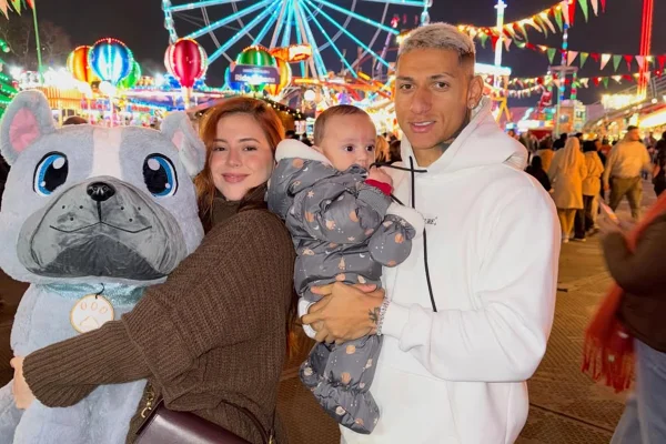 Imagem colorida de Amanda e Richarlison ao lado do filho, Richarlison Jr. - Metrópoles