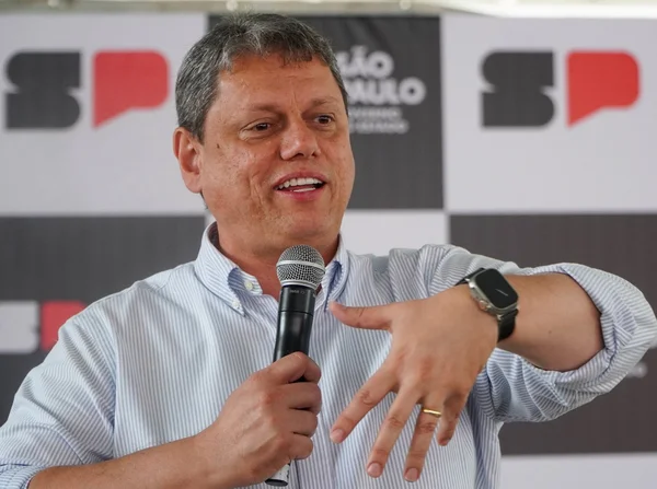 Imagem colorida mostra Tarcísio de Freitas falando ao microfone