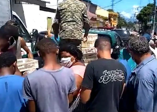 Toneladas de sardinhas apreendidas são distribuídas a moradores do RJ