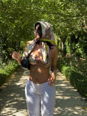 Influenciadora e empresária Kylie Jenner com lenço estampado na cabeça Influenciadora e empresária Kylie Jenner com lenço estampado na cabeça
