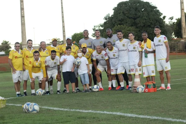 Menino ganha apoio de jogadores do Brasiliense na luta contra o câncer