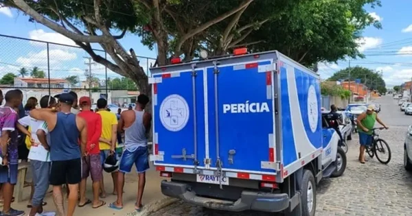 Imagem colorida de carro da perícia no local do crime jovem morto - Metrópoles