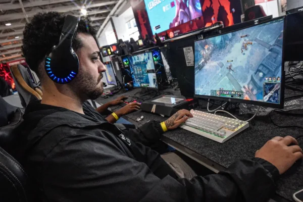Foto colorida de um homem jogando no computador - Metrópoles