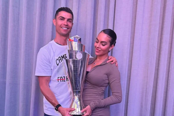 Noiva de Cristiano Ronaldo posta frase de Paulo Coelho na web; confira