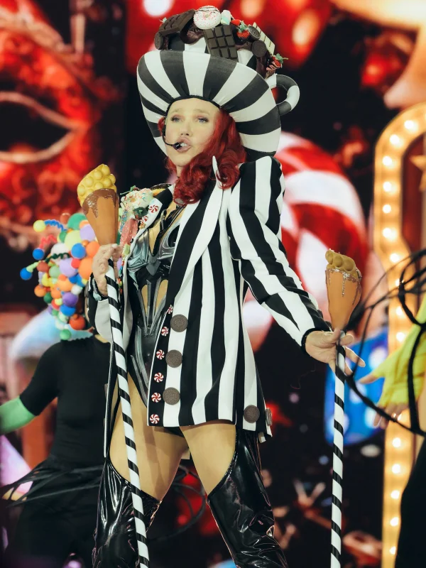 Xuxa é criticada por figurinos usados em show: “Erotização desmedida” - destaque galeria