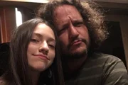 Julia Boggiss e  Edward Boggiss fazem pose para as redes sociais