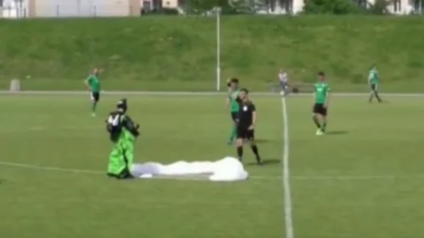 Paraquedista interrompe jogo e leva cartão amarelo de juiz; assista