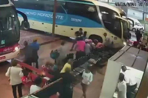 ônibus invade rodoviária em porangatu, goiás