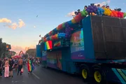 Trios elétricos fizeram a festa da Parada do Orgulho LGBT+