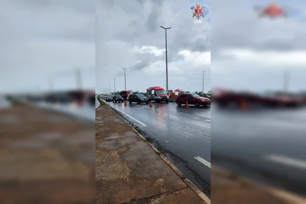 Foto colorida de via com carros parados