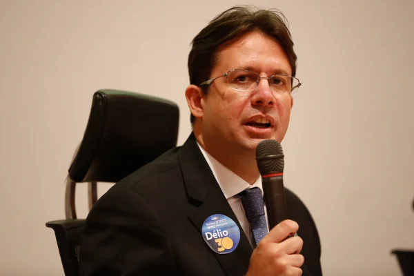 OAB-DF: Délio Lins e Daniela reagem à pré-candidatura de Veloso