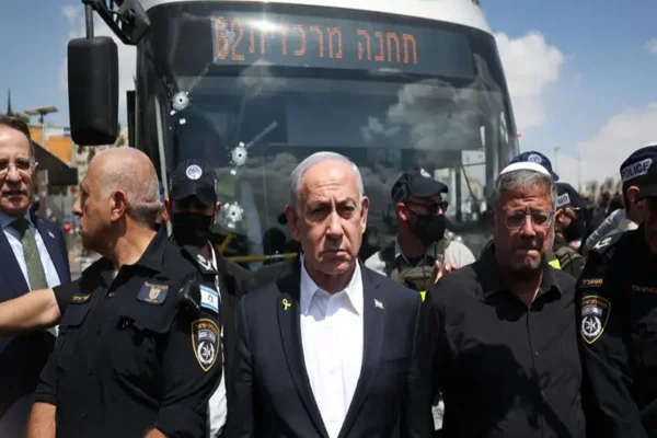 Imagem colorida mostra o primeiro-mnistro israelense Benjamin Netanyahu em local de ataque a um ônibus em Jerusalém - Metrópoles