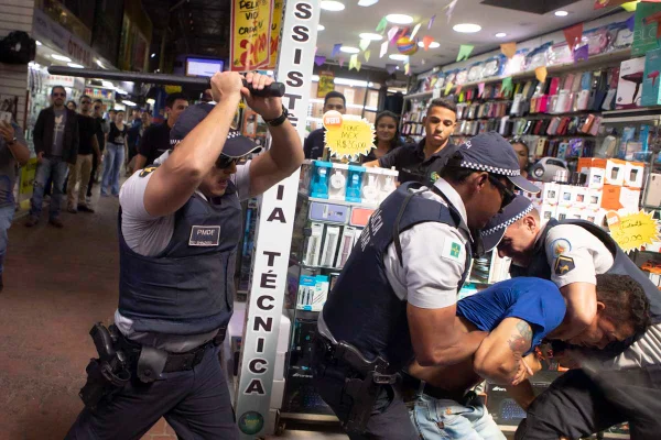 Operação contra ambulantes na Feira dos Importados acaba em confusão