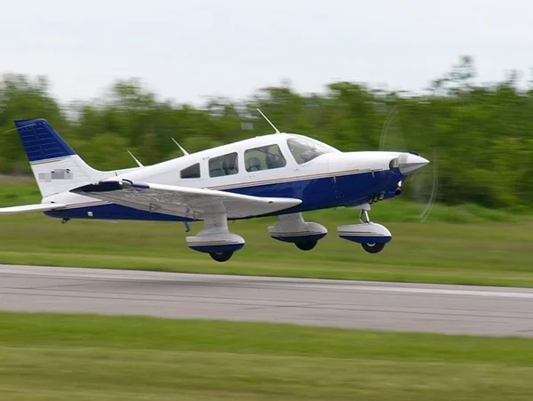 Avião monomotor cai sobre creche na Flórida e mata uma pessoa