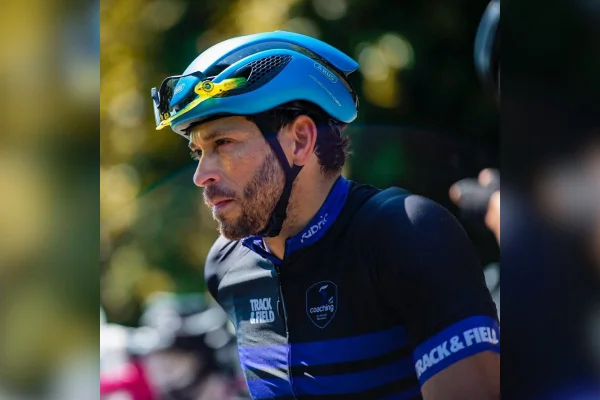 Imagem colorida mostra o ciclista Vitor Medrado, assassinado em assalto - Metrópoles