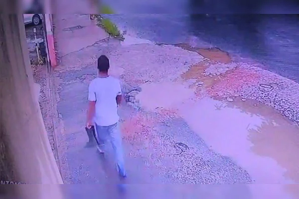 Foto colorida homem andando na rua