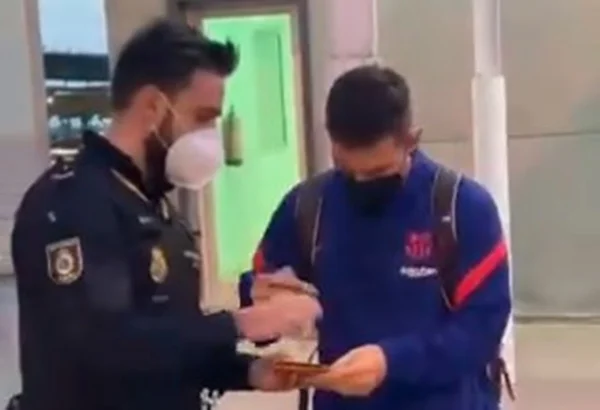 Messi dá autógrafo para policial em Sevilla